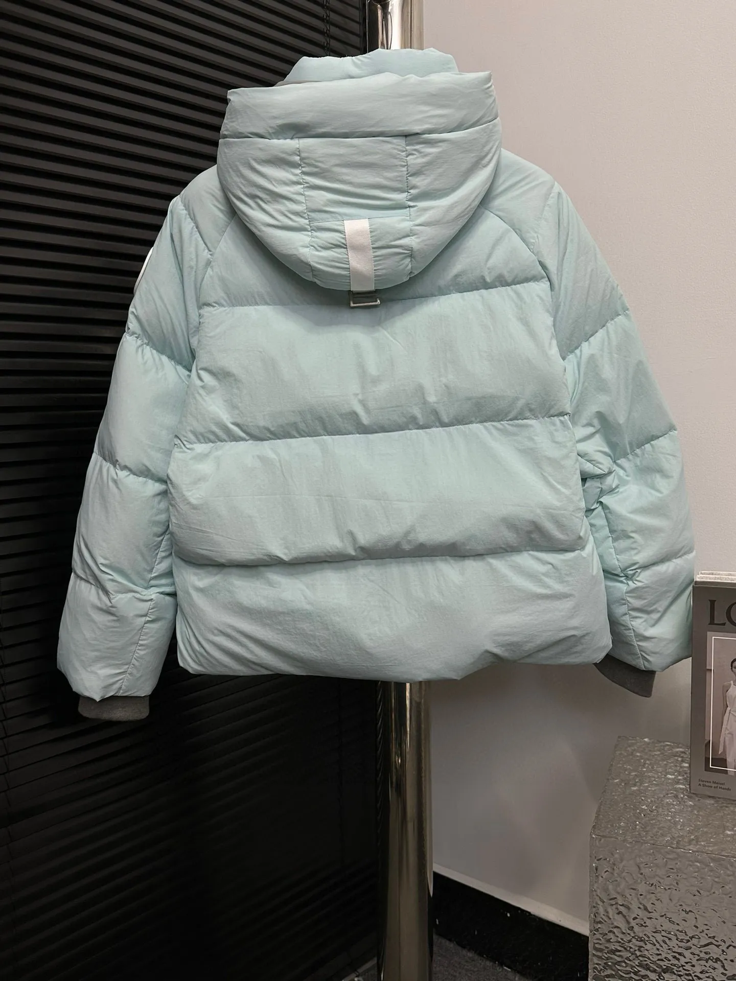 P780 【𝗖𝗔𝗡𝗔𝗗𝗔 𝗚𝗢𝗢𝗦𝗘】Capsule Series Macaron White Label Fabric: Made of soft EnduraLuxe fabric imported from DuPont, CORDURA, USA, which enhances the durability of easy-to-wear parts, is lightweight and durable; the liner is made of 400T anti-velvet gallbladder, which is comfortable, soft and non-velvet. : Equipped with a detachable hood, which can be adjusted in two directions, and is also filled with down, which brings greater softness and wrapping around the head and neck, and is full of warmth. This parka features white trim on the back and sides, and the hardware locks are all original and custom-made to match the muted fabric color. Goose label: The official website’s new series of silicone material labels, non-embroidery labels. Length: Fit hip-length. Size: XS-L